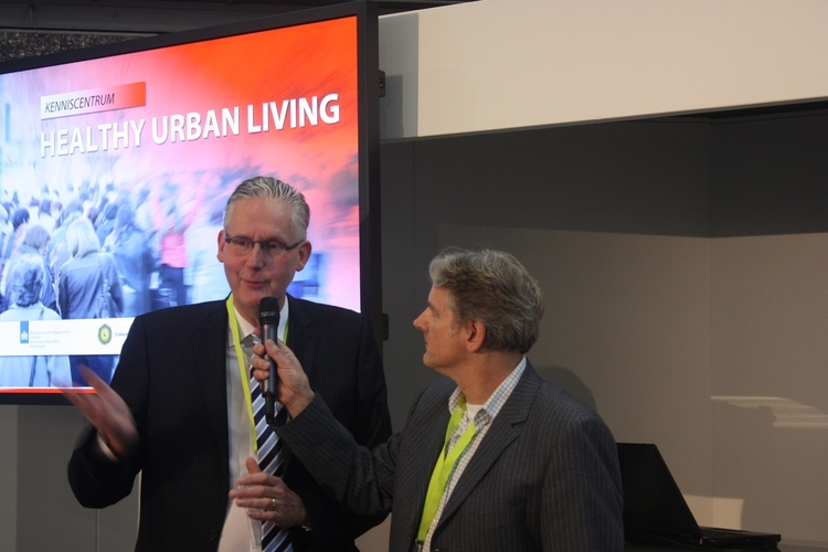 KNMI-hoofddirecteur Frits Brouwer (links) bij de start van het kenniscentrum Healthy Urban Living tijdens de Innovatie-estafette in de Amsterdam RAI 