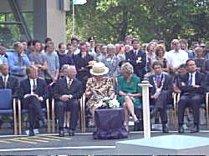 Koningin Beatrix bekijkt het eerste exemplaar van 'Staaltje bouwkunst' dat zij zojuist ontvangen heeft.