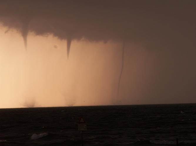 Waterhozen Kijkduin maandag 28 augustus 2006 (foto: T. van Tol)