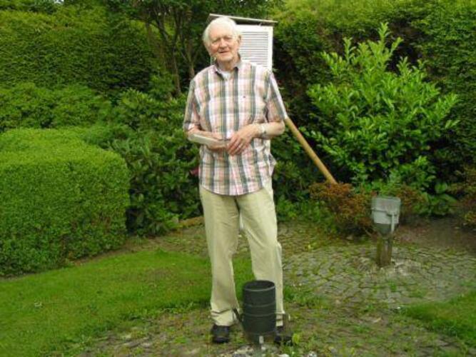Weerman Hans de Jong bij zijn zestigjarig jubieum als neerslagwaarnemer van het KNMI (foto: Jan Visser)