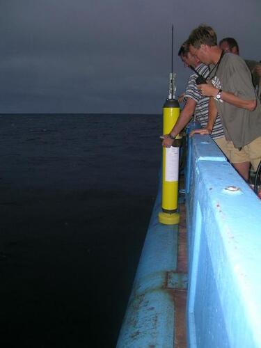 Een Argo float wordt overboord gezet