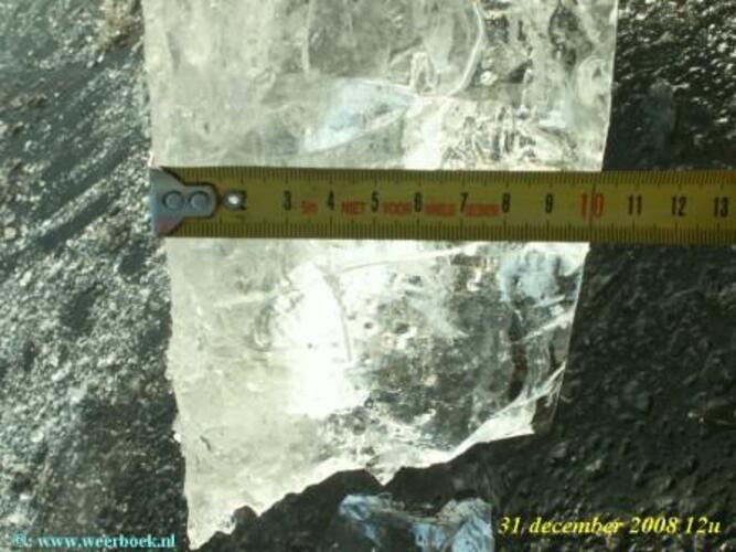 Het ijs is op sommige plaatsen al 10 cm (foto: Jacob Kuiper, KNMI/WPI)