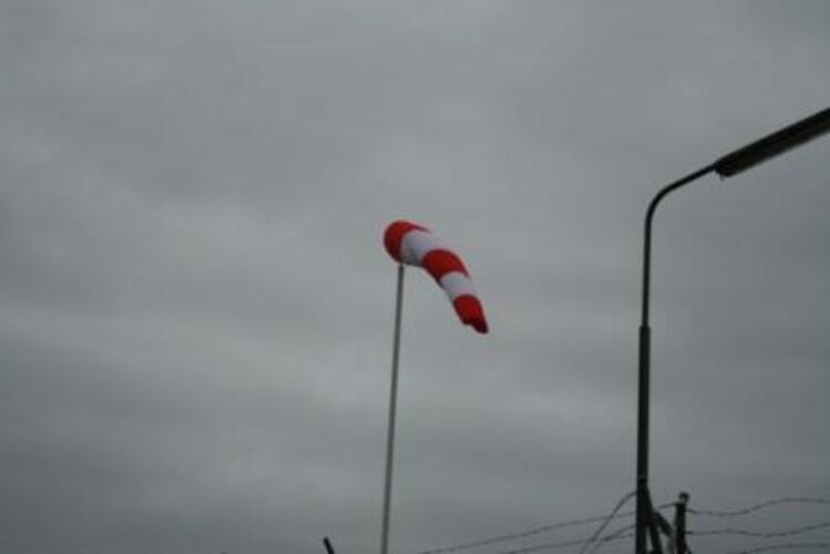 In Roodeschool hing de windzak er woensdagochtend nog rustig bij (foto: Jannes Wiersema)