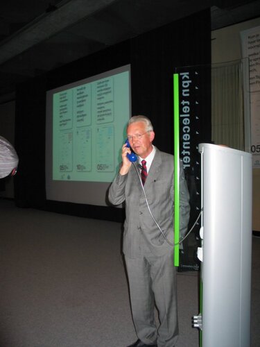 John Bernard bij opening tentoonstelling Museon