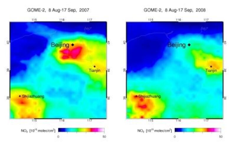 Luchtvervuiling tijdens de Beijing Spelen van vorig jaar, gemeten met het GOME2 satellietinstrument vergeleken met 2007.  De rode vlek boven Beijing is bijna geheel verdwenen.