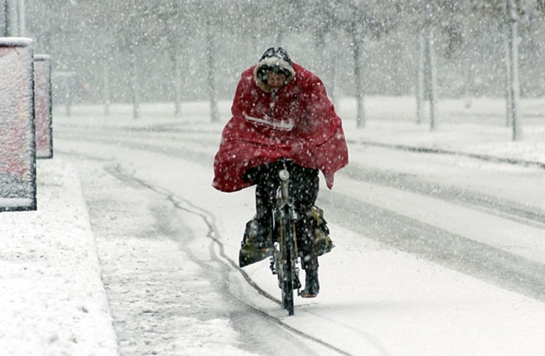 Winterse buien kunnen in het verkeer bijzonder hinderlijk zijn (foto Robert Hoetink)