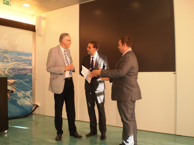 Overhandiging van brochure Bescherming Ozonlaag aan DG Chris Kuijpers. bron: KNMI