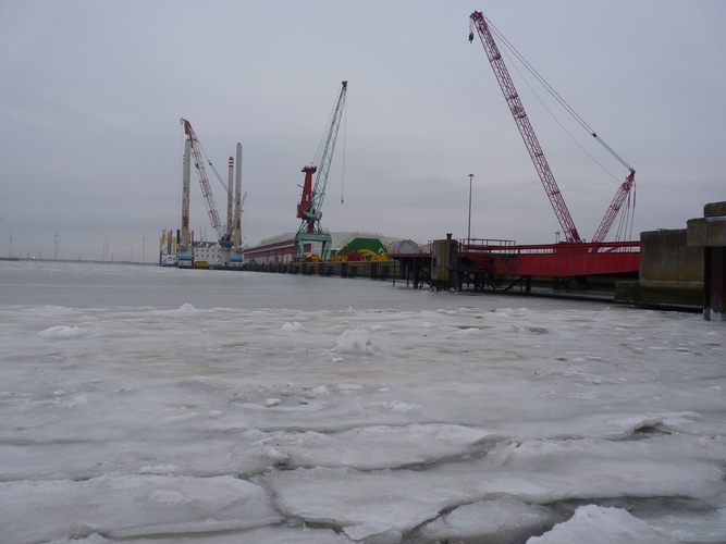 IJs in de Eemshaven (foto Jannes Wiersema)
