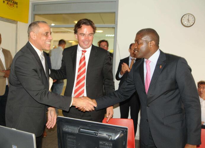 Directeur Martis van MDNA&A schudt de handen van de Antiliaanse minister van Verkeer en Waterstaat Illidge, in het bijzijn van demissionair minister Eurlings van Verkeer en Waterstaat. 