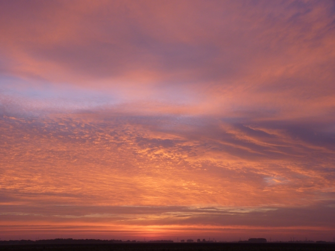 Oktober was in heel Nederland een vrij zonnige maand met bijzonder fraaie schemeringskleuren (foto: Jannes Wiersema)