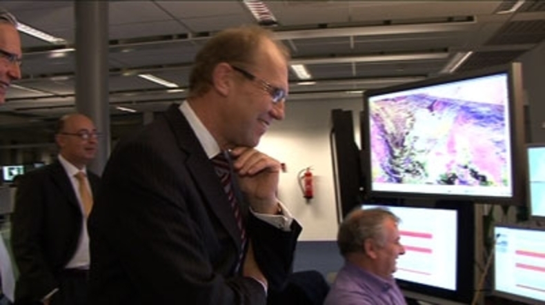 Staatssecretaris Joop Atsma bezoekt de weerkamer van het KNMI (Foto Ed van Rijswijk)