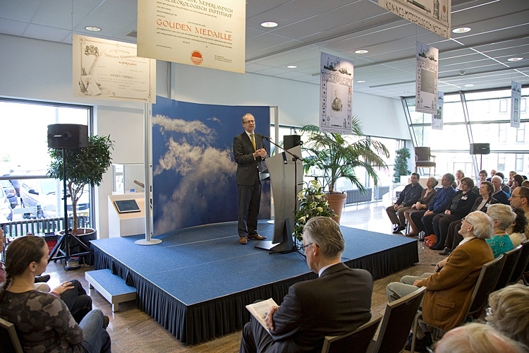 Staatssecretaris Joop Atsma reikt Koninklijke medailles en barometers uit aan zeevarenden voor hun verdiensten voor de maritieme meteorologie (foto: Ed van Rijskwijk/KNMI) 