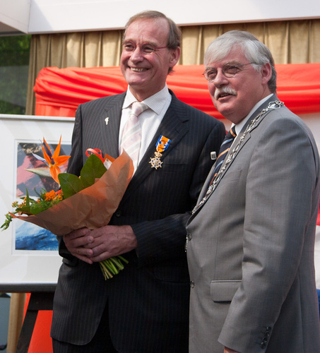 De burgemeester van Ede reikte vanochtend de koninklijke onderscheiding uit (foto: Margot Ribberink Meteo Consult).