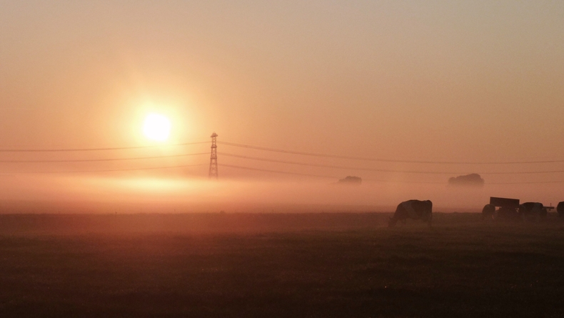 Het was genieten van het nazomerweer maar door het rustige en warme weer en de sterke afkoeling vormde zich tegen zonsondergang zich op grote schaal mist die geruime tijd hinderlijk was voor het verkeer (foto: Jannes Wiersema)