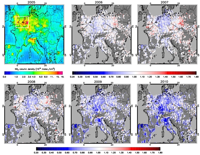 Jaarkaarten van NO2-metingen van OMI van 2005 tot en met 2010. De rode kleur toont de toename van stikstofdioxide ten opzichte van 2005. Het donkerblauw maakt de sterkste afname zichtbaar ten opzichte van 2005. Bron: KNMI