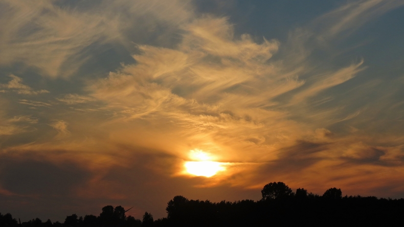 Het onstandvastige weer leverde bij naderende depressies mooie wolkenluchten op (foto: Jannes Wiersema)