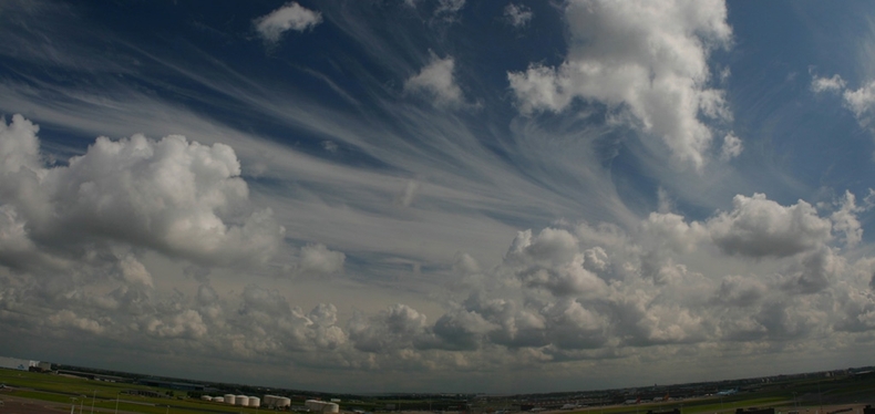 De wisselvallige en buiige juli leverde maar vier mooi-weerdagen op tegen zeven normaal. Juni had geen enkele mooie dag tegen vijf normaal, zodat de zomer voorlopig op achterstand staat (foto: Peter de Vries, KNMI)