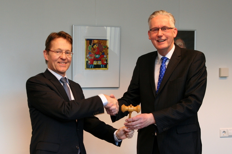 Frits Brouwer draagt het directoraat van het KNMI over aan Gerard van der Steenhoven (foto: Patricia van der Kooij, KNMI)