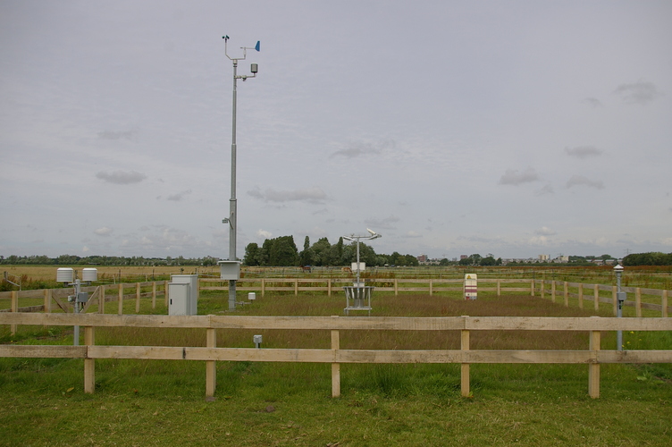 Het nieuwe weerstation Voorschoten dat op termijn in de plaats komt van het nabijgelegen weerstation Valkenburg (foto: Huub Mizee) 
