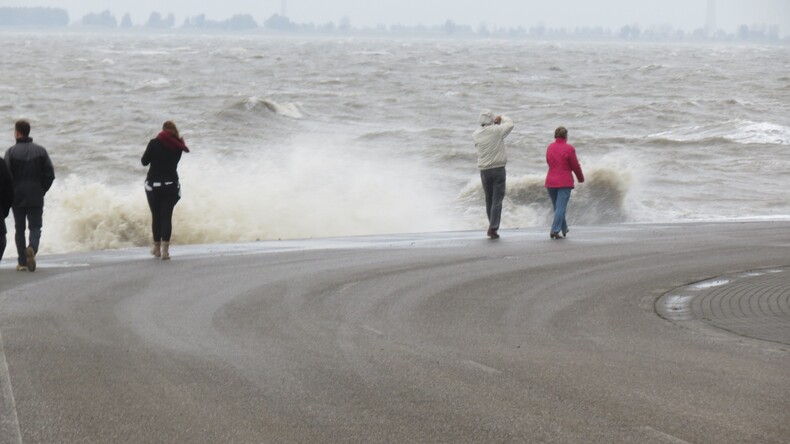 De eerste herfststorm leidde tot hoge waterstanden (foto: Jannes Wiersema)