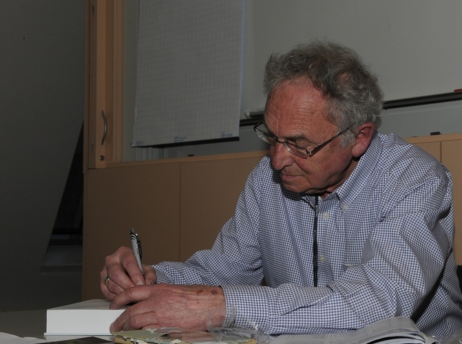 In Duizend jaar weer, wind en water schrijft historische geograaf en weerhistoricus Jan Buisman over de geschiedenis van het weer. In deel 6 van de reeks boeken beschrijft hij de periode 1751-1800 (foto: Leo Wouters)