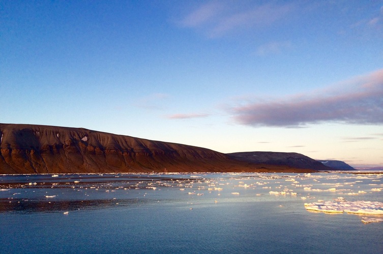Zee-ijs bij Cap Lee, Edgeøya, Spitsbergen (foto: Richard Bintanja, KNMI) 