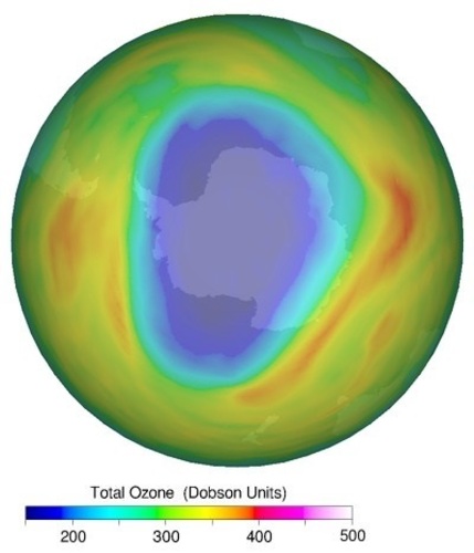 Satellietafbeelding van het ozongat boven de Zuidpool op 28 oktober 2015. Bron KNMI. 