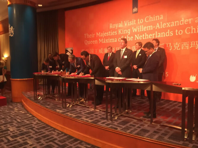 Ondertekening van de overeenkomst in China in het bijzijn van koning Willem-Alexander. Foto Anne te Velde