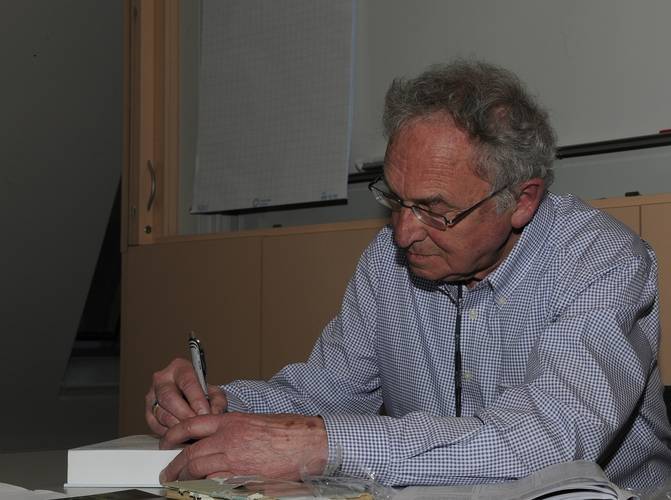 Weerhistoricus Jan Buisman ontving de dr. J. van der Biltprijs voor zijn grondig bronnenonderzoek naar de geschiedenis van het weer. Foto: Leo Wouters 