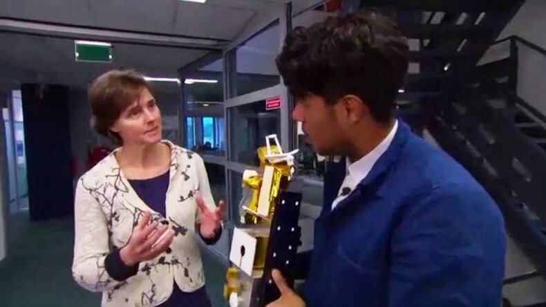 Pieternel Levelt van het KNMI legt de werking van Tropomi uit op NTR SchoolTV. © NTR