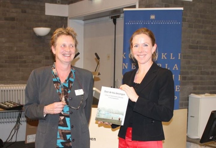 Initiator Anita Buma (RUG) overhandigt het eerste exemplaar van "Door de kou bevangen" aan Stientje van Veldhoven Tweede Kamerlid voor D66 en deelnemer aan de meest recente poolexpeditie SEES.NL. Foto: Klaas van Manen 
