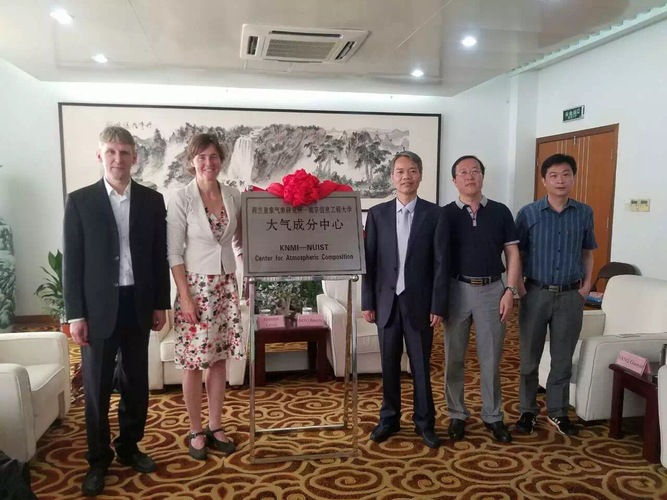 KNMI gaat nauwer samenwerken met China in onderzoek naar luchtkwaliteit. Van links naar rechts: Ronald van der A en Pieternel Levelt (KNMI) en Jiang Jianqing, Yan Yin, Bin Zhu (NUIST) ©KNMI