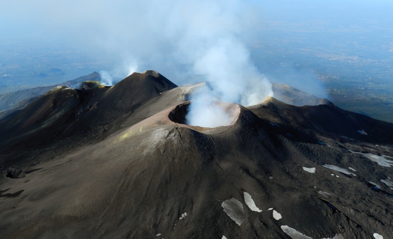 Infrageluid van de Etna is zelfs in De Bilt gemeten. ©Boris Behncke, Istituto Nazionale di Geofisica e Vulcanologia 
