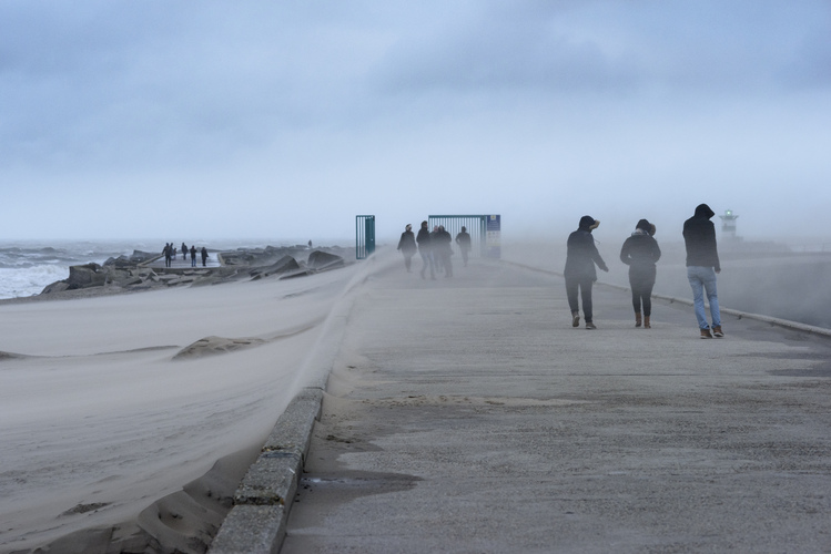 mensen worden omver geblazen en gezandstraald door storm aan de nederlandse kust
