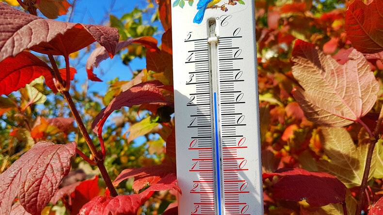thermometer geeft 25 graden aan in herfstmaand oktober 2018