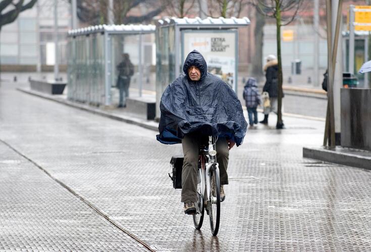 fietser in de regen
