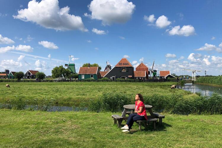 Zonnen bij de Zaanse Schans zonder toeristen in juni 2020 