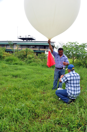 Oplating van een weerballon in Paramaribo voor een meting van de hoeveelheid ozon in de ozonlaag 