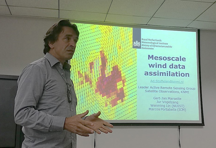 Ad Stoffelen tijdens een voordracht in China