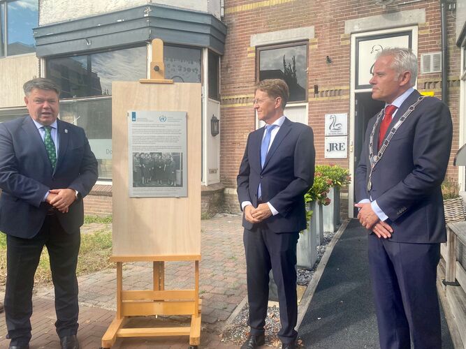 Petteri Taalas, secretaris-generaal van de WMO, onthult de plaquette, samen met KNMI-hoofddirecteur Gerard van der Steenhoven en wethouder Krischan Hagedoorn.
