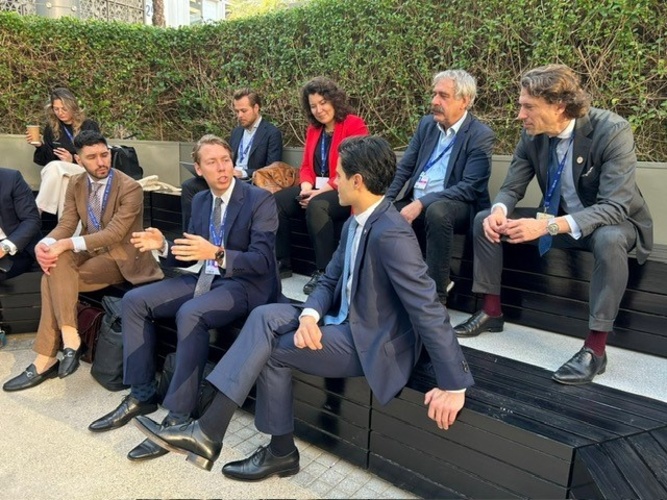 Demissionair minister Jetten in gesprek met enkele IenW-collega's en KNMI'er Rob van Dorland 