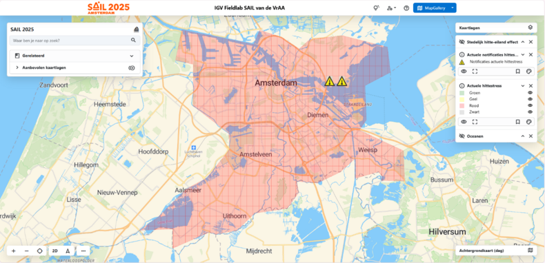 Kaart van Amsterdam en omgeving in de week voor SAIL 2025. De WBGT is vertaald in kleurcoderingen groen, geel, rood en zwart van de Veiligheidsregio Amsterdam-Amstelland.