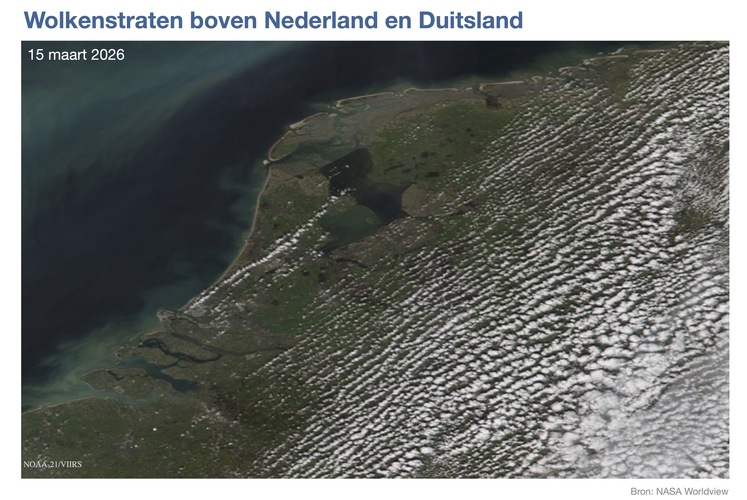 Satellietbeeld van wolkenstraten boven Nederland op 15 maart 2026