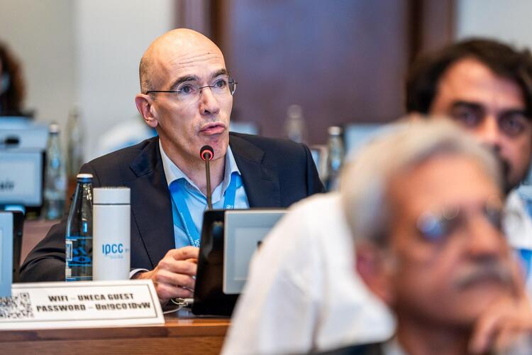 foto van bart Verheggen (KNMI) neemt het woord bij de IPCC vergadering in Addis Ababa, 16 oktober 2026