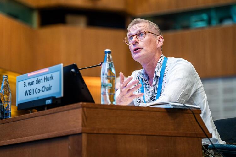 foto van Bart van den Hurk (co-voorzitter IPCC, Deltares) neemt het woord bij de IPCC vergadering in Addis Ababa, 16 oktober 2026.