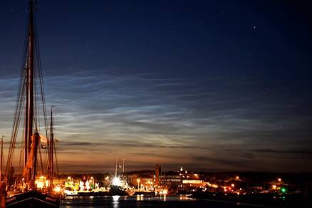 Figuur 1. Lichtende nachtwolken gefotografeerd vanaf Terschelling in de nacht van 19/20 juni 2020, kort na middernacht. Bron: Sytse Schoustra.