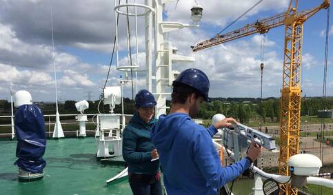 KNMI-instrumenten worden op het schip Ortelius geplaatst. Bron: KNMI