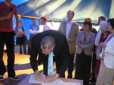 KNMI directeur Frits Brouwer ondertekent Akkoord van Schokland