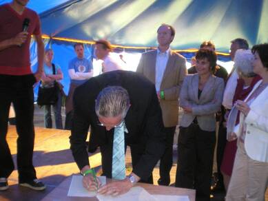 KNMI directeur Frits Brouwer ondertekent Akkoord van Schokland