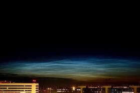 Lichtende nachtwolken boven Schiphol (foto: Peter de Vries, KNMI/Meteo Schiphol, 14 juli 2008)